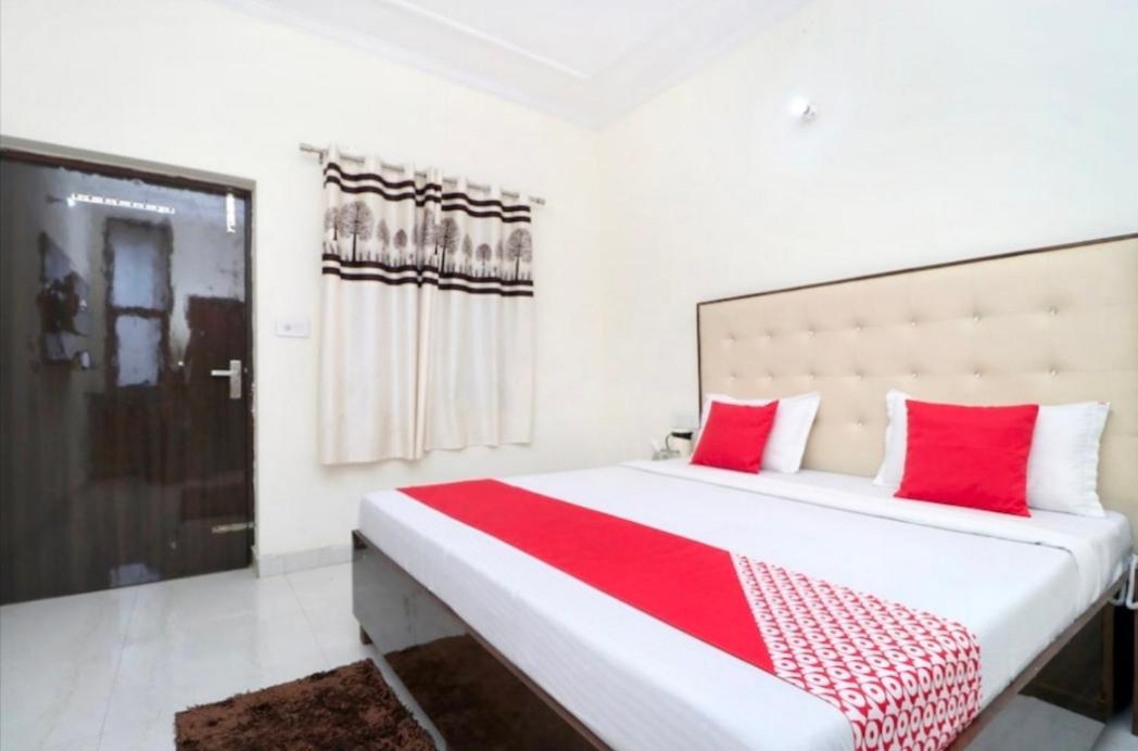 Hotel Kb Square Near Chandigarh Railway Station Стая снимка