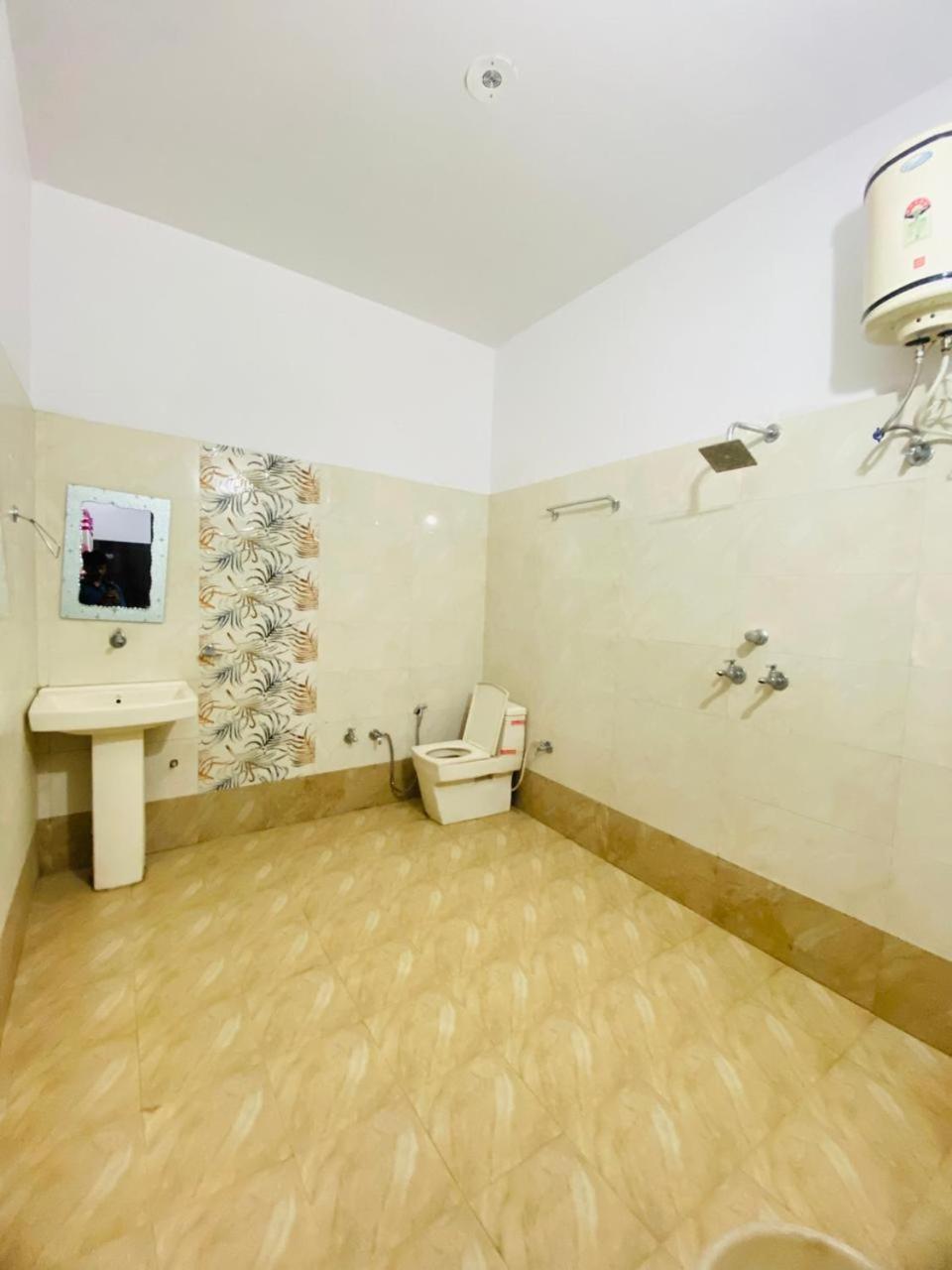 Hotel Kb Square Near Chandigarh Railway Station Екстериор снимка
