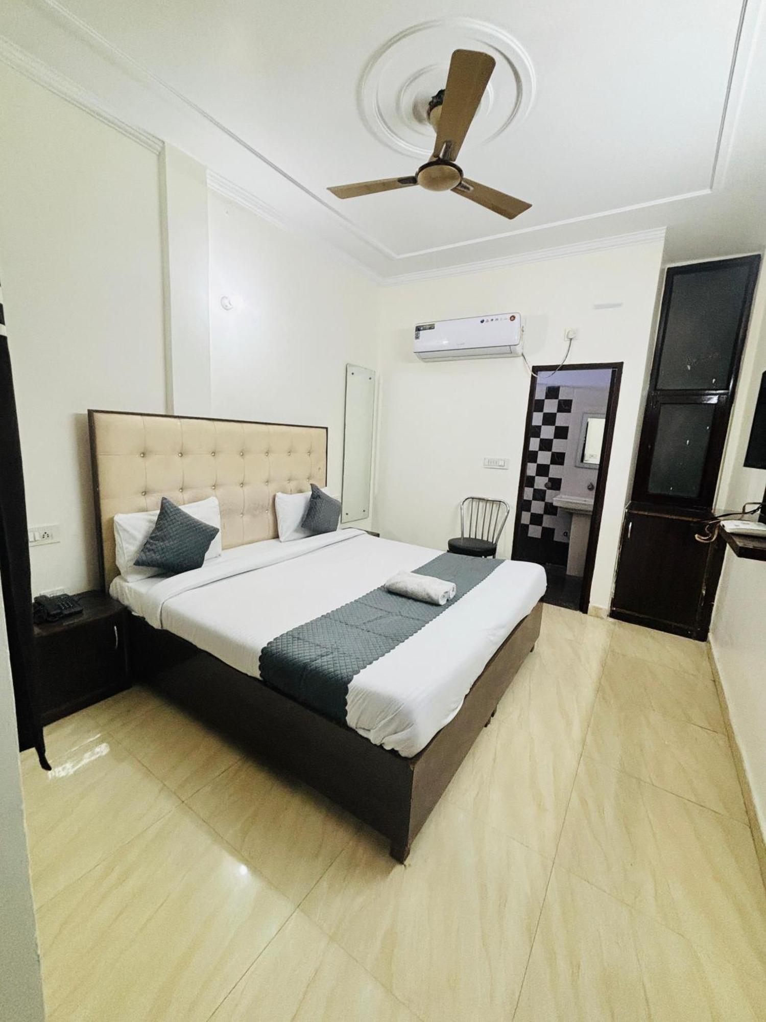 Hotel Kb Square Near Chandigarh Railway Station Стая снимка