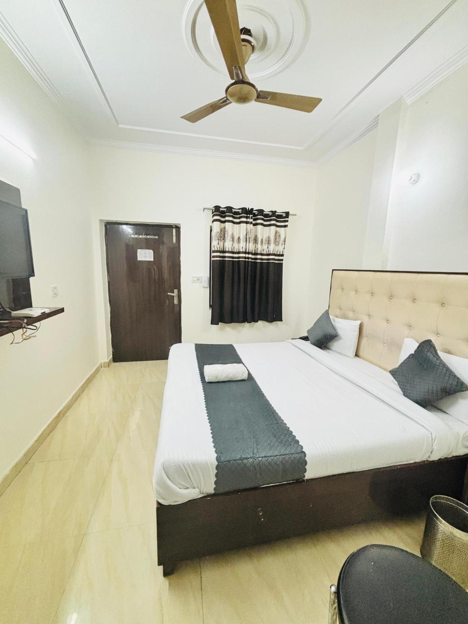 Hotel Kb Square Near Chandigarh Railway Station Стая снимка