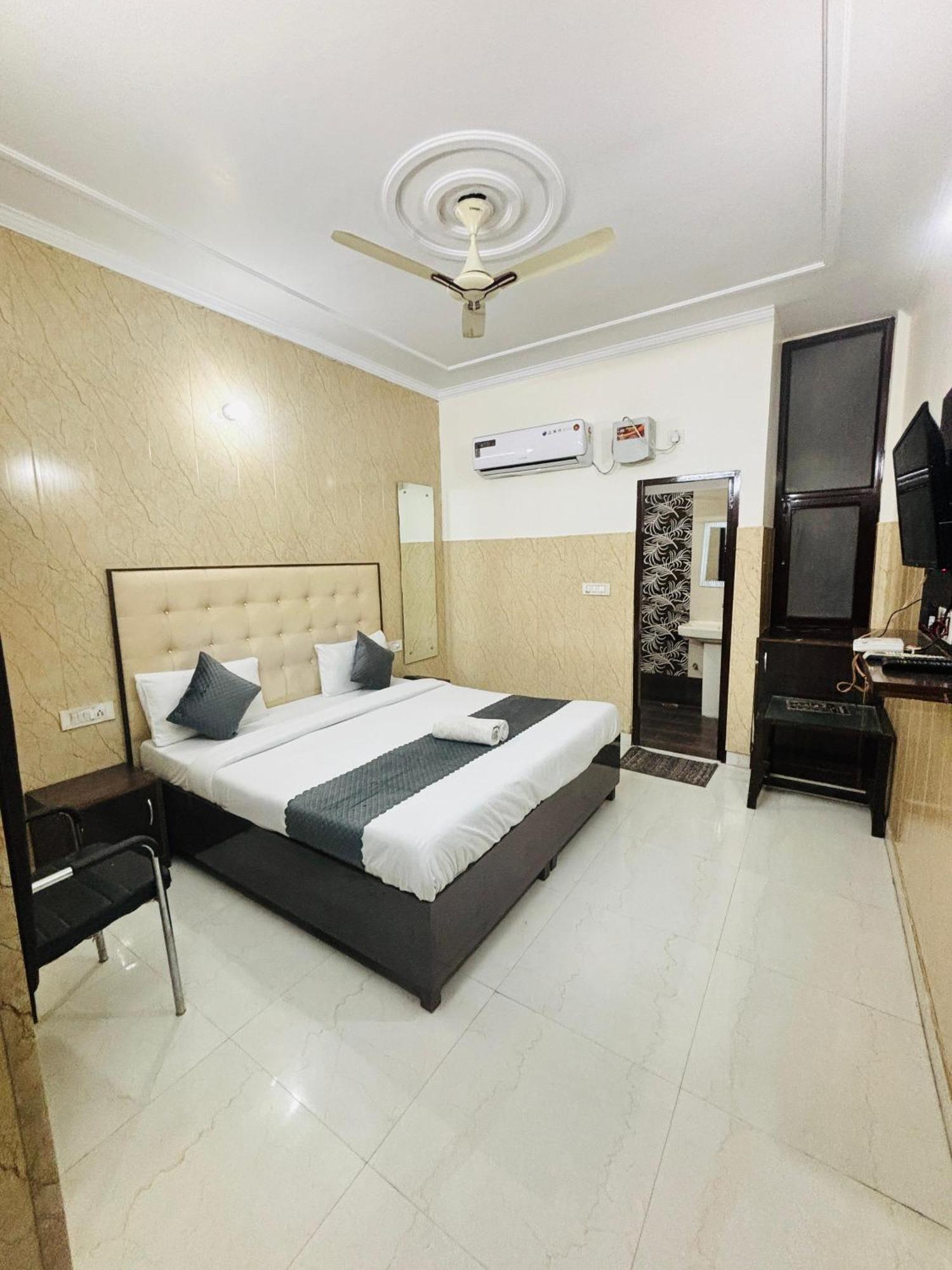 Hotel Kb Square Near Chandigarh Railway Station Стая снимка