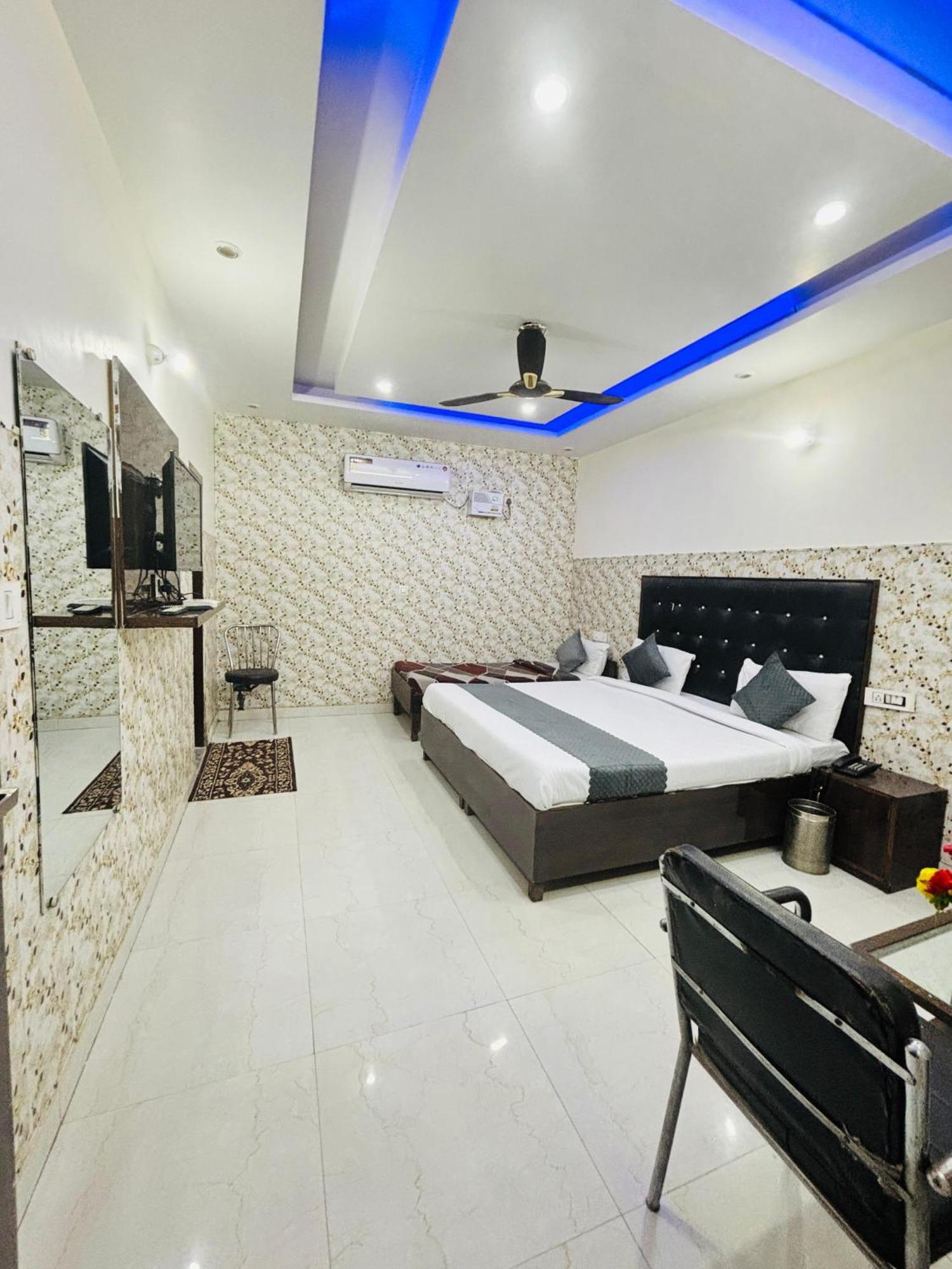 Hotel Kb Square Near Chandigarh Railway Station Стая снимка