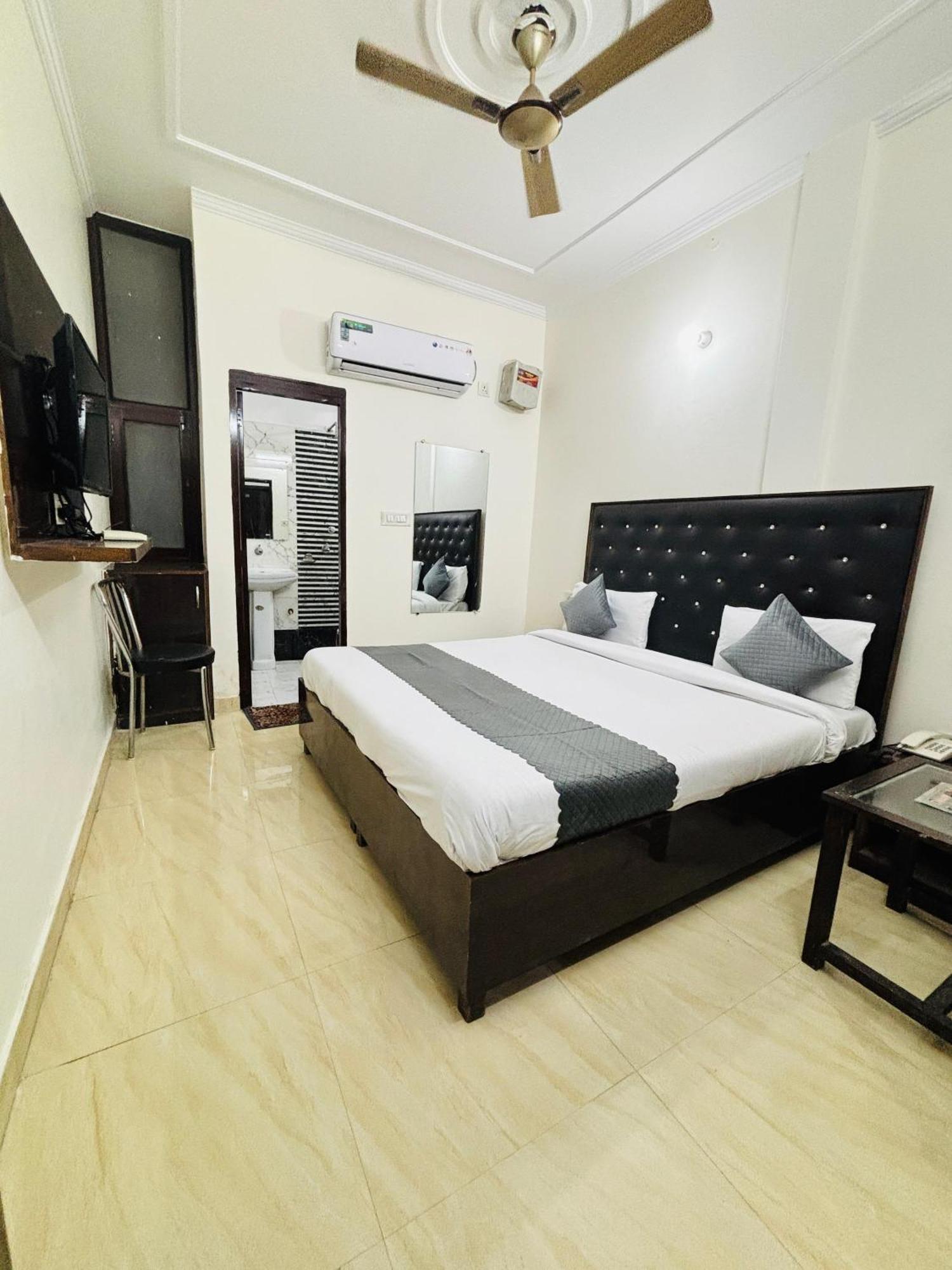 Hotel Kb Square Near Chandigarh Railway Station Стая снимка
