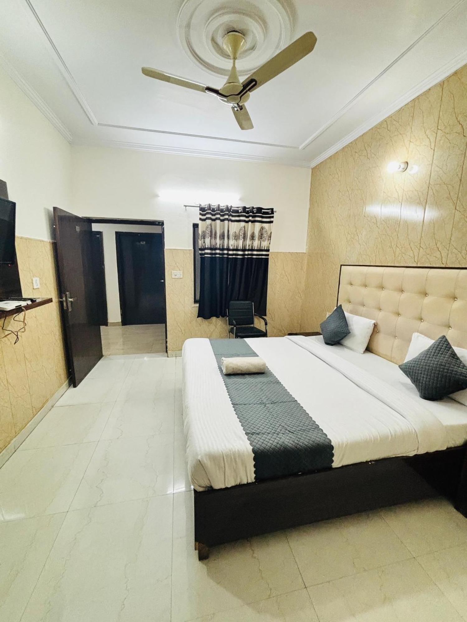Hotel Kb Square Near Chandigarh Railway Station Стая снимка